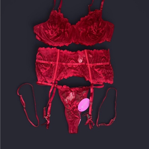 ❤️ Elegant Red Lace lingerie Set ❤️ - Picture 2 of 6